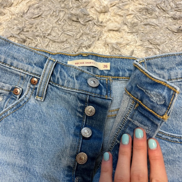 LEVIS Ribcage Shorts - Picture 2 of 4